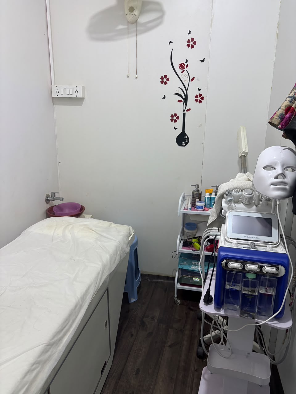 Advanced HydraFacial machine, LED therapy mask and facial bed in private suite